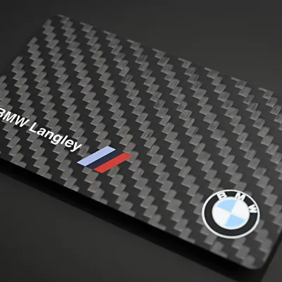 Vista cenital de tarjeta de fibra de carbono con acabado glossy y logo impreso